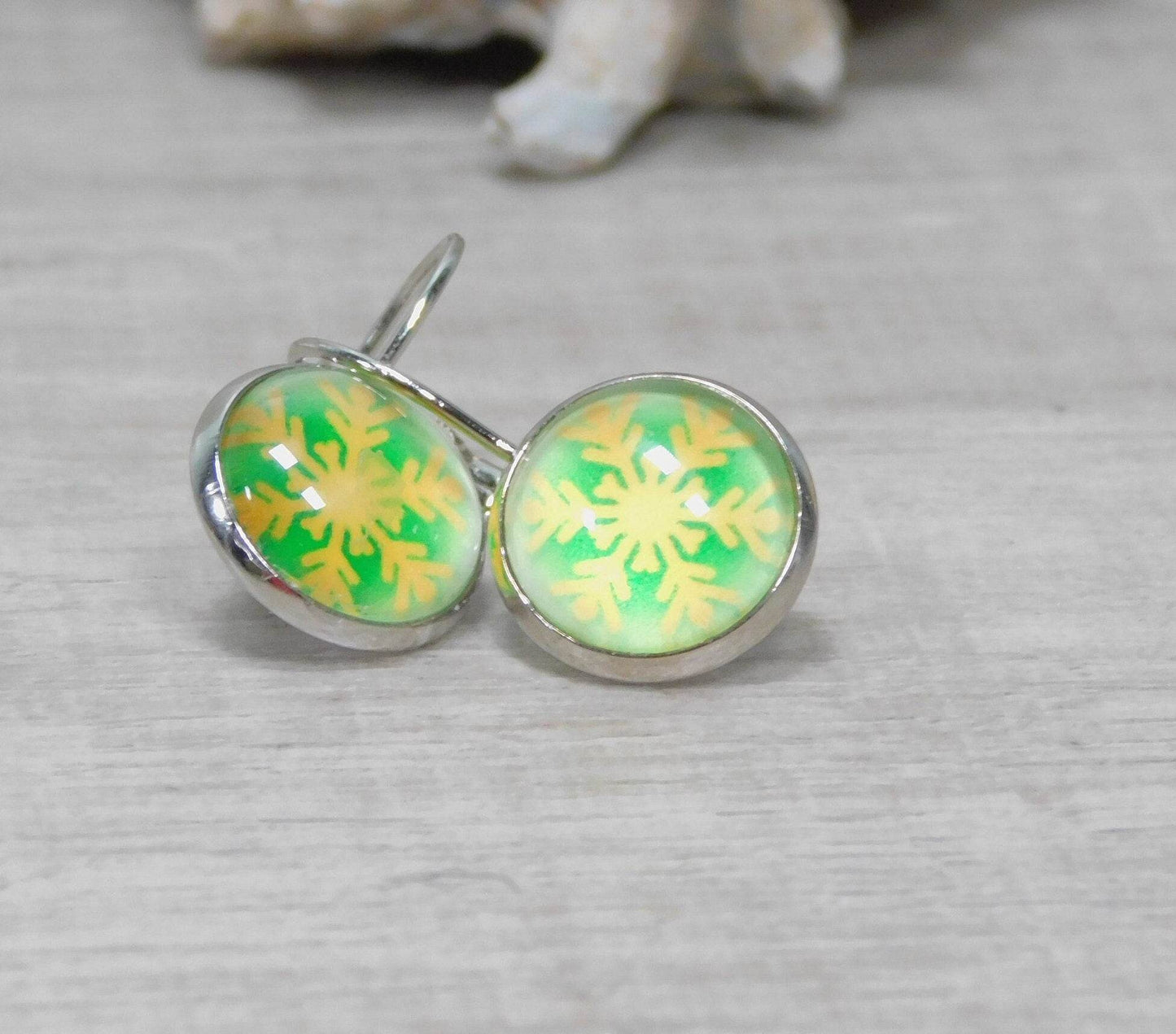 Glass Snowflake Dangle earrings - Victoria's Treasure Chests