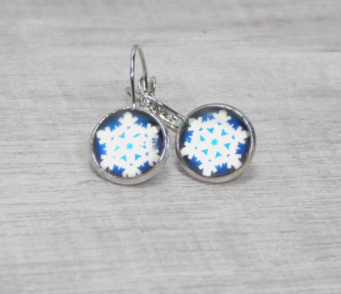 Glass Snowflake Dangle earrings - Victoria's Treasure Chests