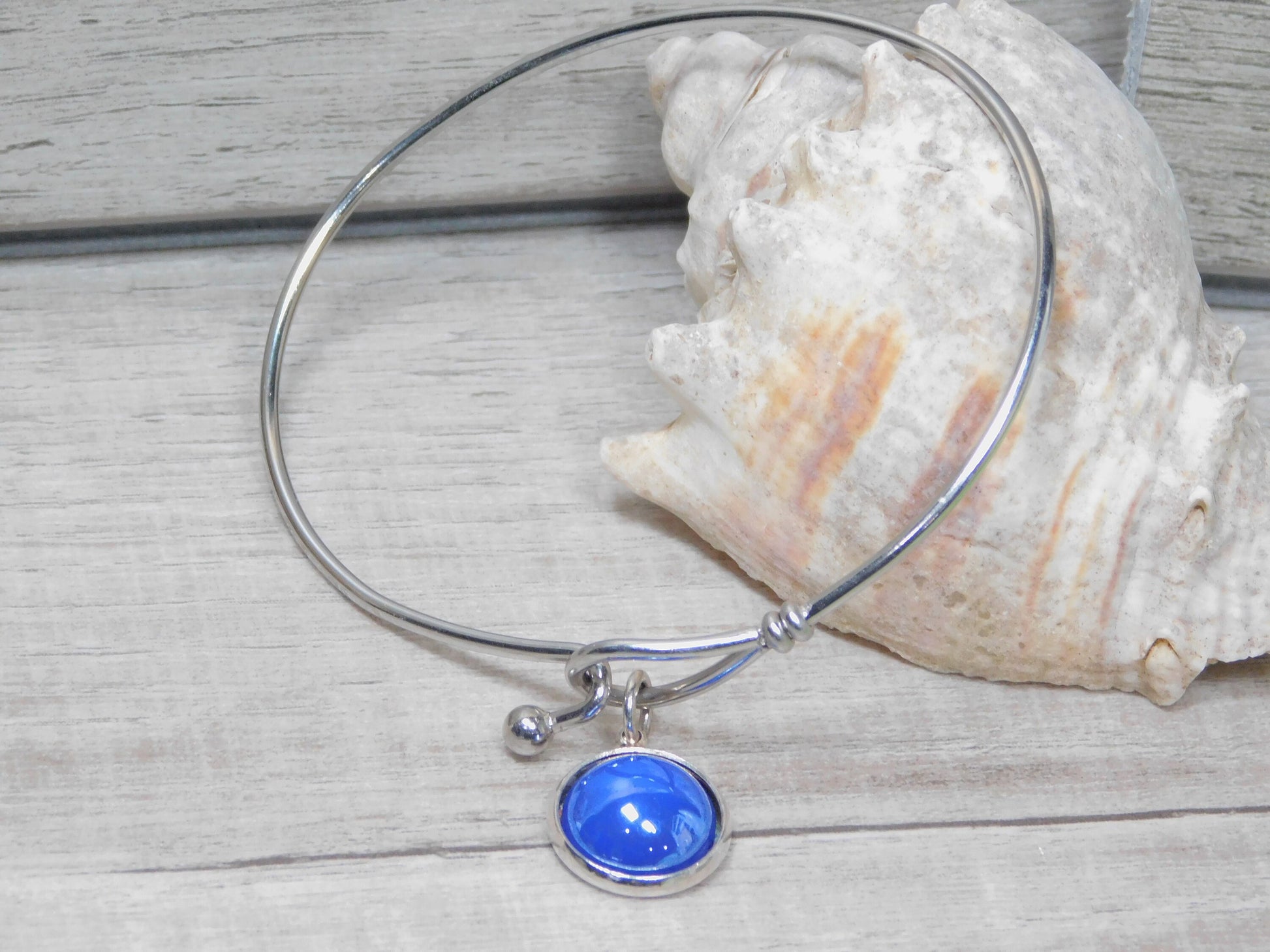 Cuff bracelet with pearl