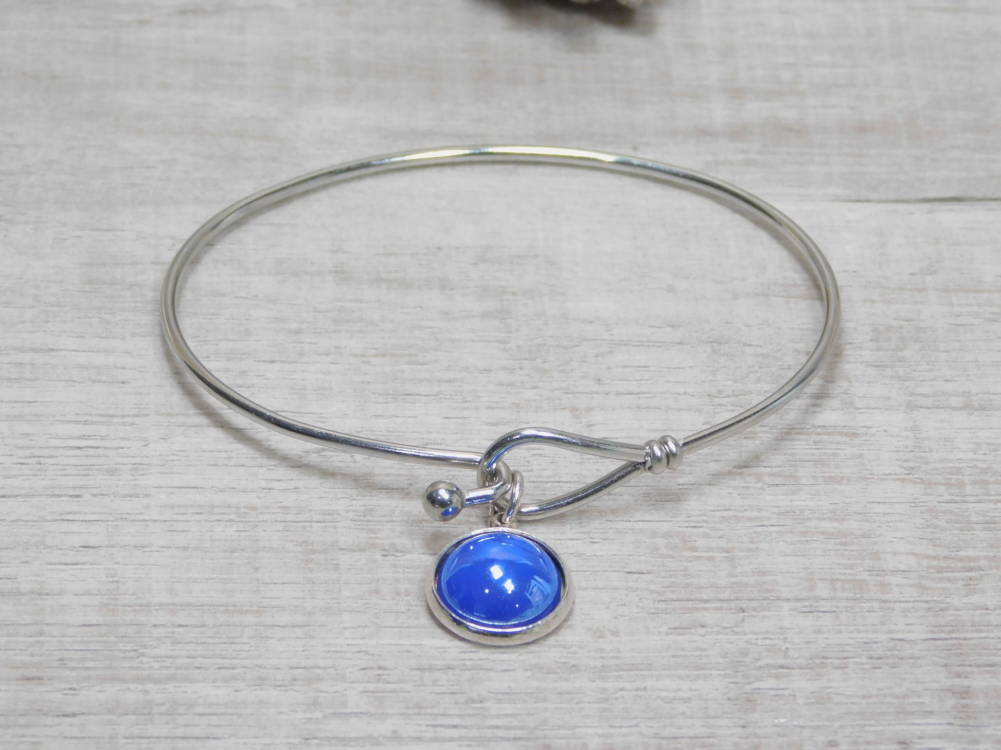 Cuff bracelet with pearl